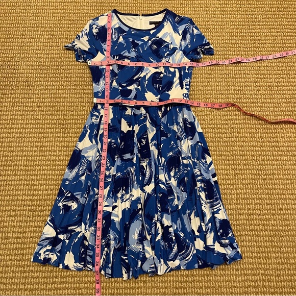 Maggy London Blue & White Abstract print pleated dress 2 - Picture 4 of 6